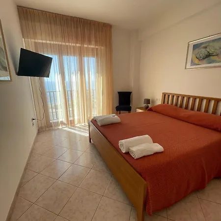 Lungomare Brancaleone Konukevi 3*