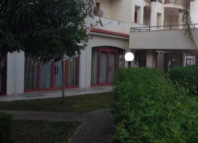 Lungomare Brancaleone ゲストハウス 3*