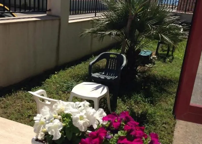 ゲストハウス Lungomare Brancaleone 3*